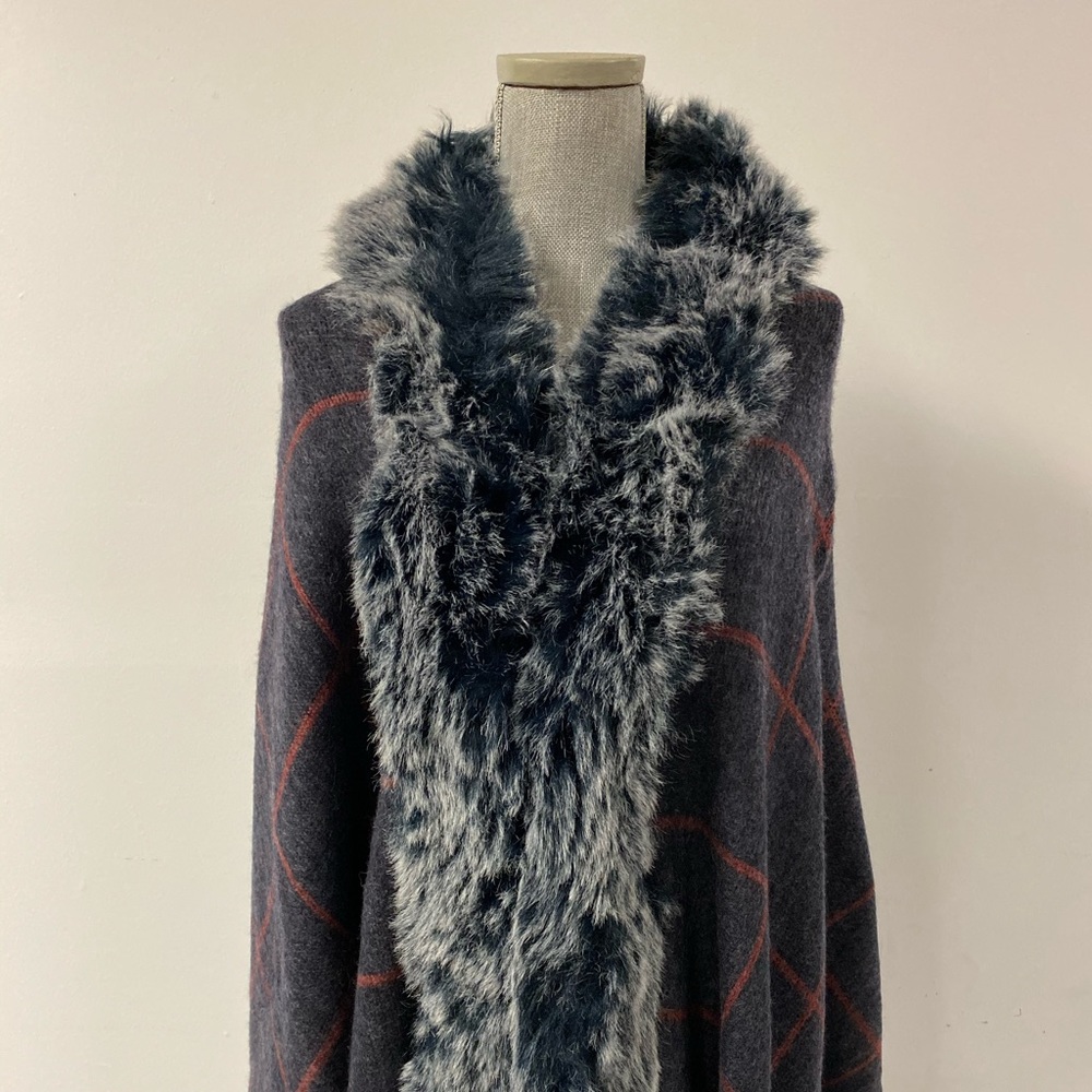 Ellian cape with faux fur trimming